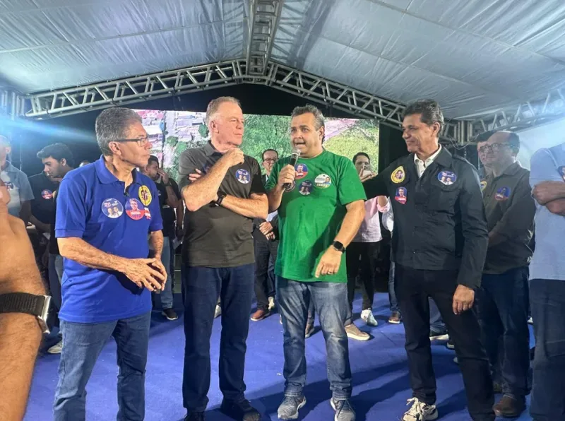 Freitas fala ao microfone durante evento político em São Mateus