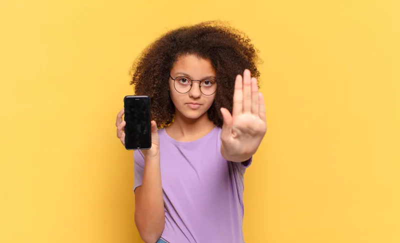 Menos tela, mais foco: veto ao celular melhora atenção em 97% das escolas