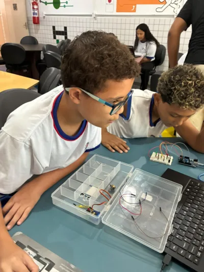 Alunos de Vitória criam semáforo tecnológico para controlar ruído na escola