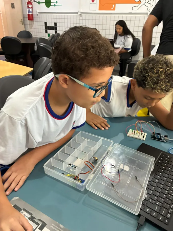 Alunos de Vitória criam semáforo tecnológico para controlar ruído na escola