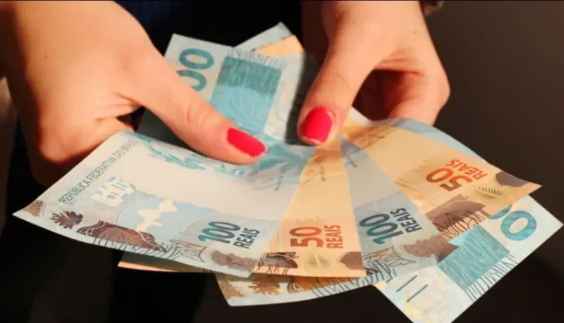 Mulher empreendedora organizando as finanças do negócio