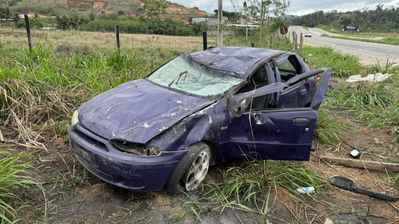Motorista capota carro e passageiro fica gravemente ferido em Cachoeiro