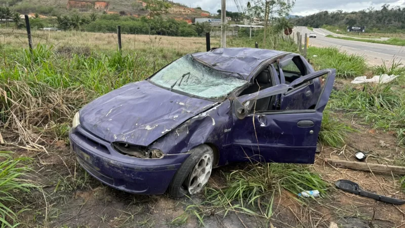Motorista capota carro e passageiro fica gravemente ferido em Cachoeiro