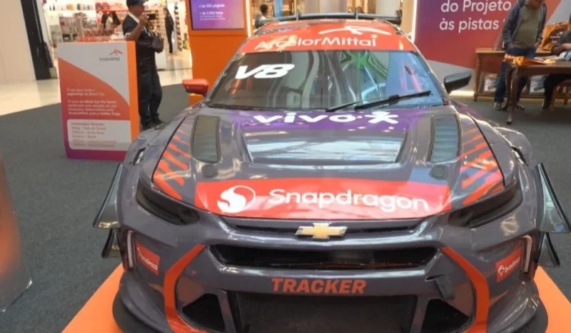 Exposição em Vitória apresenta carro da Stock Car e livro com 2 mil fotos