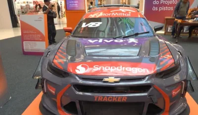 Exposição em Vitória apresenta carro da Stock Car e livro com 2 mil fotos