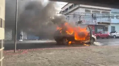 Carro pega fogo e fica totalmente destruído em Vila Velha