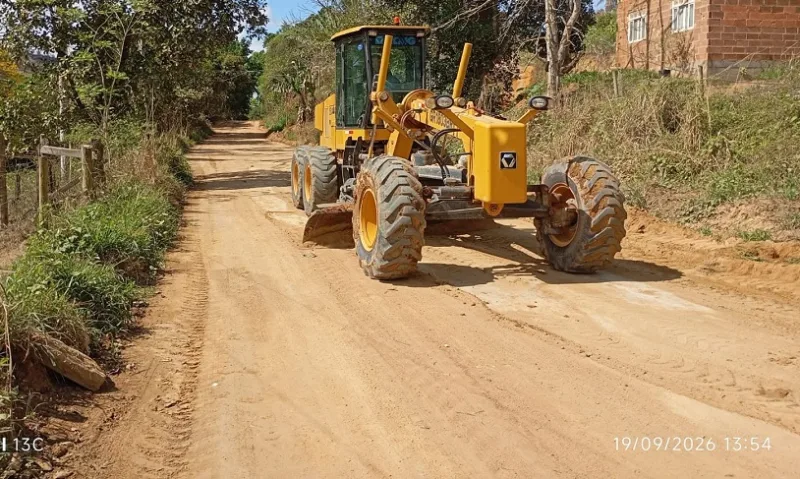 Estrada do Córrego Aventureiro recebe patrolamento em Barra de São Francisco