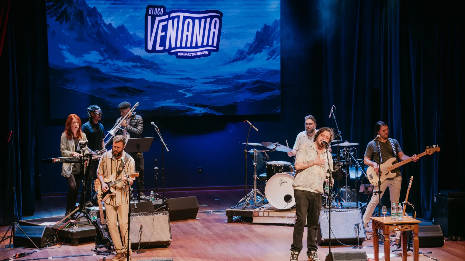 Banda Ventania se apresentando no palco do Teatro SESI