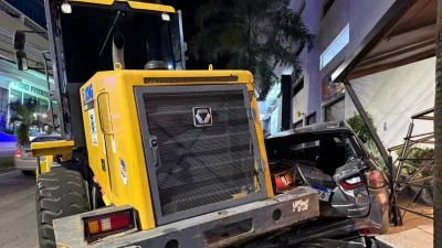 Trator desgovernado atinge carro e loja em Cachoeiro de Itapemirim