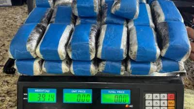 Mulher é detida com 3,9 kg de haxixe escondidos em mala na BR 101