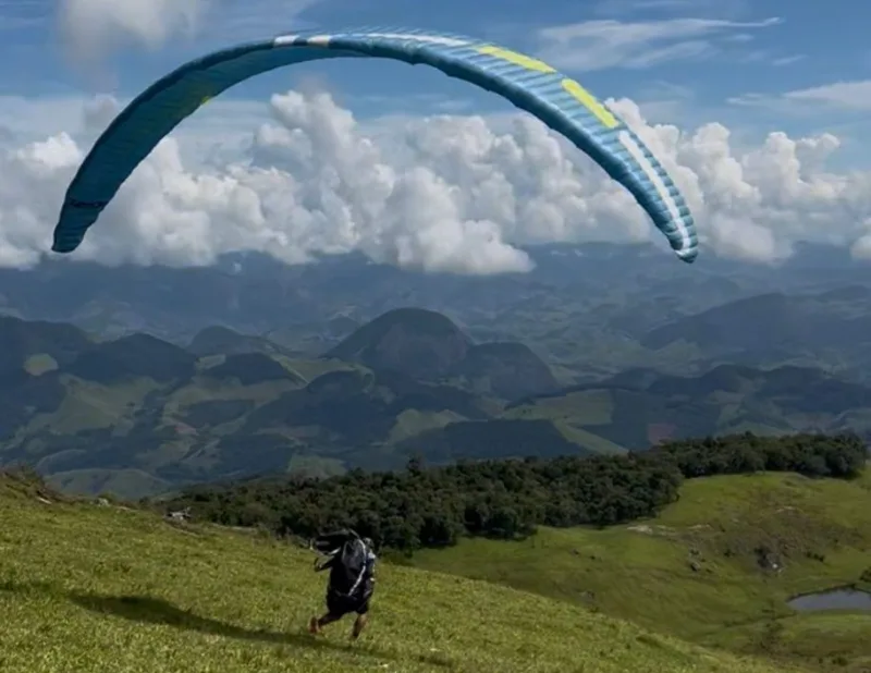 Atleta capixaba Lucas Porto praticando Hike and Fly
