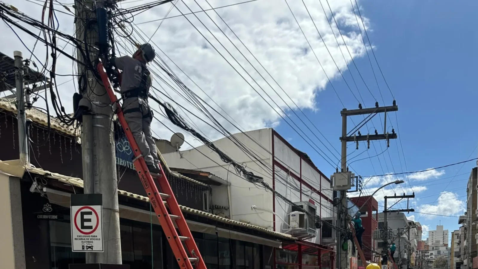 Colatina retira mais de 250 quilos de fios sem uso no Centro