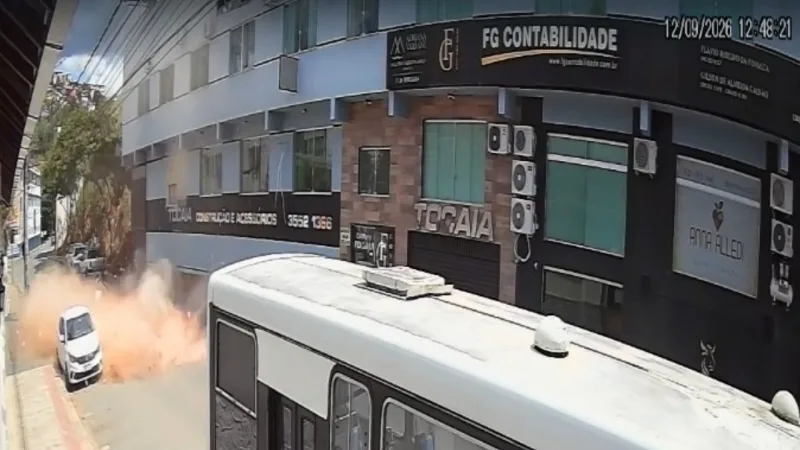 Os escombros foram recolhidos pela equipe da loja de materiais de construção, e a rua foi limpa pela prefeitura com o auxílio de um caminhão-pipa.
