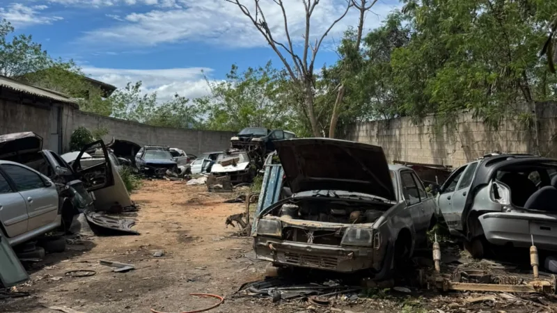 Ferro-velho é interditado com veículos irregulares para desmontagem em Cachoeiro