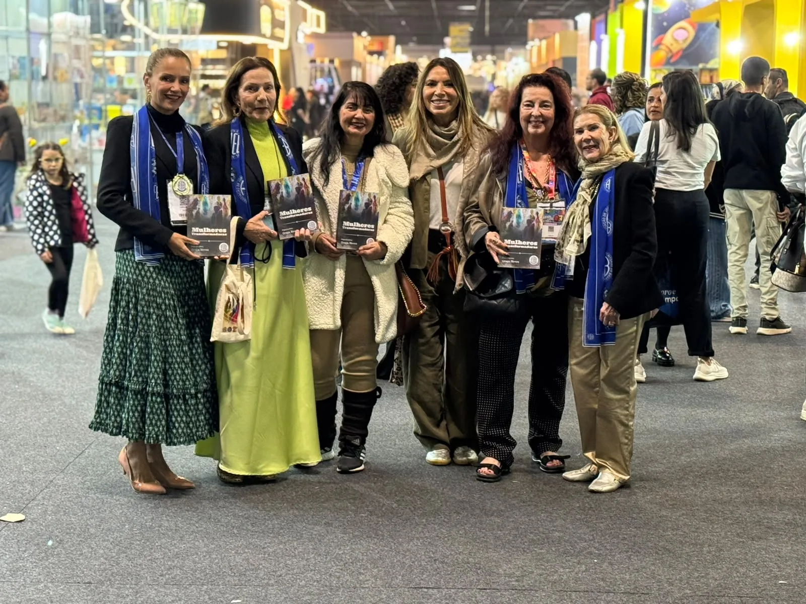 Gabriela Ménier, Dalila Lubiana, Denise Moraes, Aurê Aguiar, a presidente da AJEB Nacional, Irislene Morato, e Gracinha Neves na Bienal de São Paulo