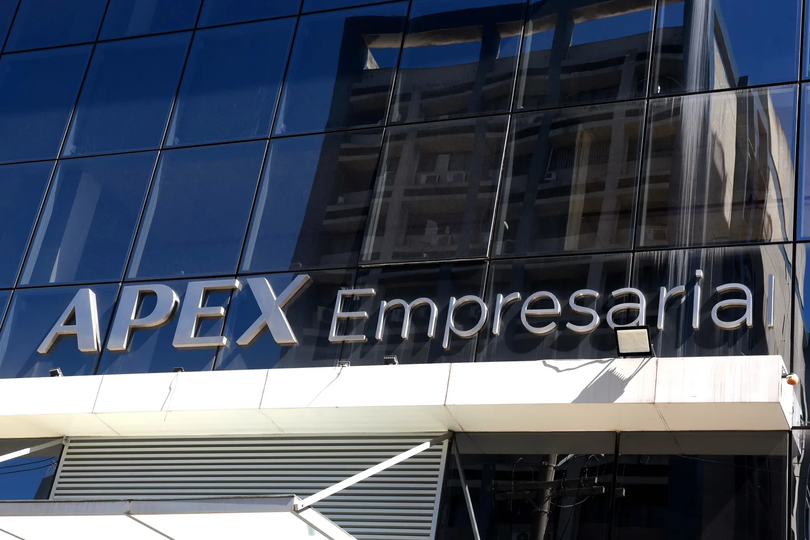 Apex pede ampliação de bloqueio de bens de Cinelli; ex-presidente contesta