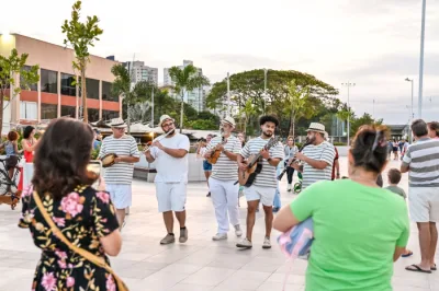 Sarau leva samba ao novo píer do Canal de Camburi em Vitória
