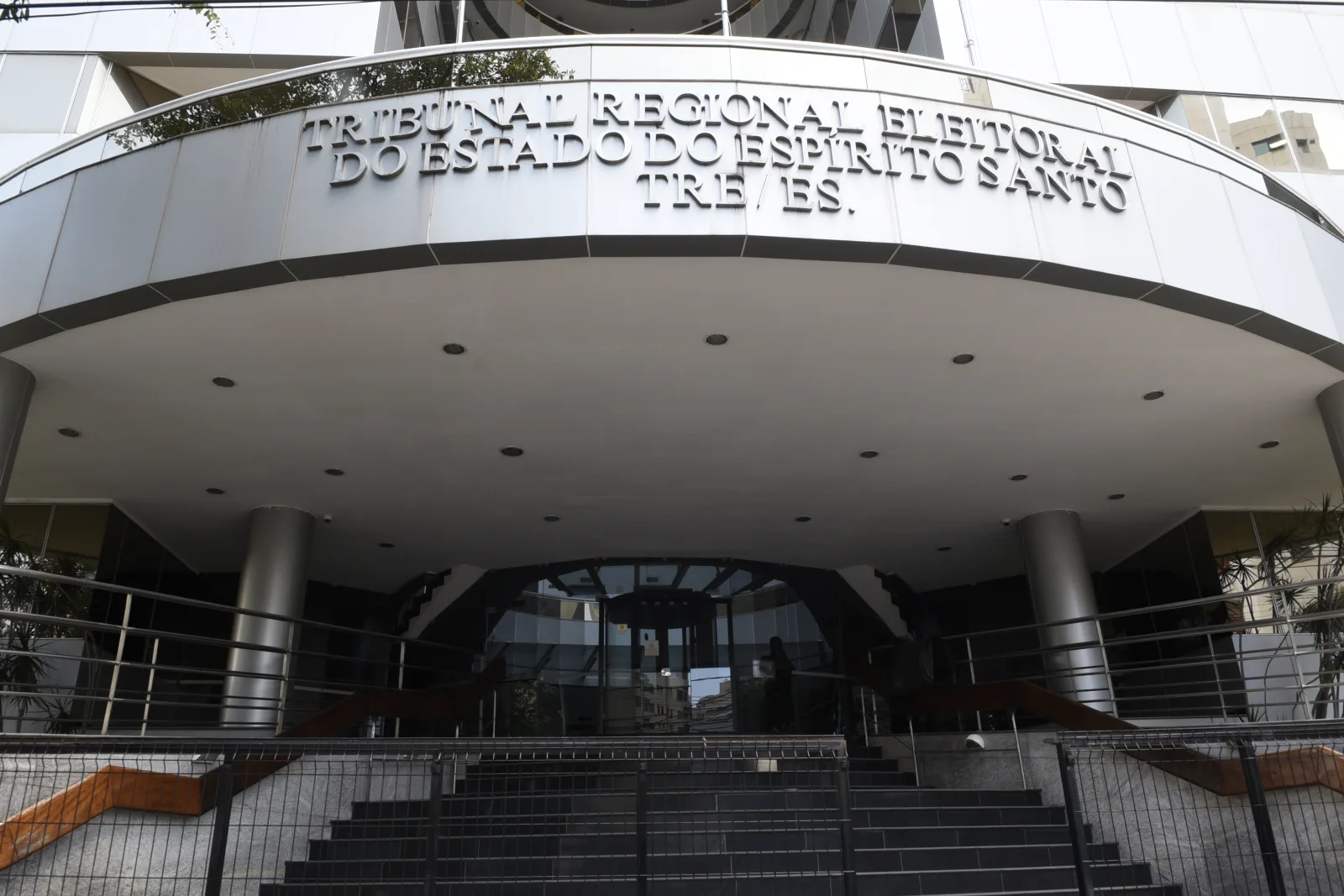 Justiça Eleitoral cobra empresas sobre encontros com candidatos no Espírito Santo