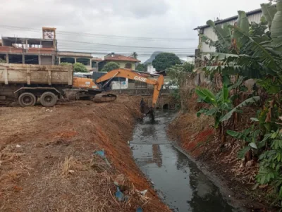 Cariacica intensifica limpeza de canais em Santana e Oriente